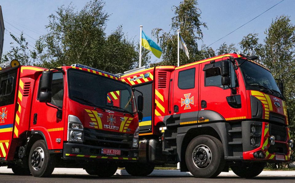 Херсонські рятувальники отримали дві пожежні автоцистерни