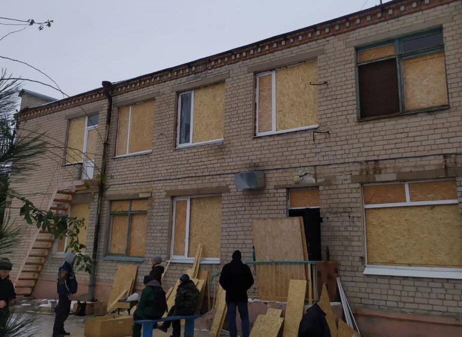 Куди звертатись, якщо в будинку після обстрілів вибиті вікна