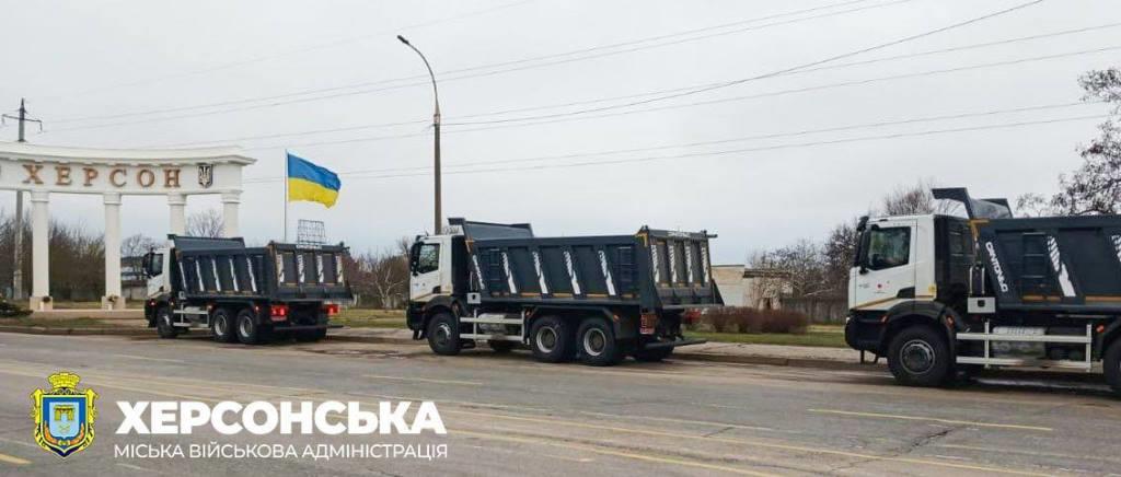 Японія передала спецтехніку Херсонській громаді