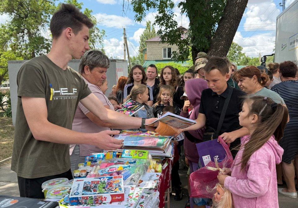 Дітям Херсонщини передали подарунки від дітей Києва