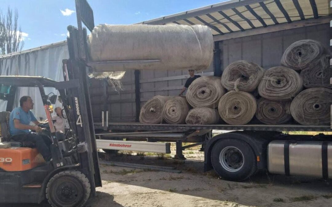 Волонтери з Нідерландів передали громадам правобережжя Херсонщини антидронові сітки