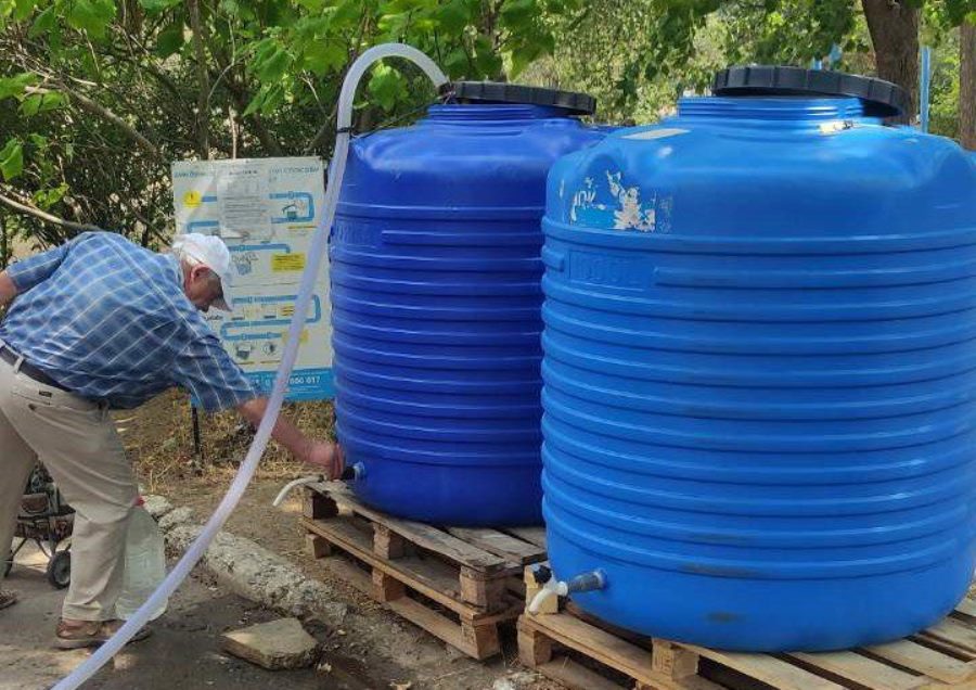 Жителів Херсона продовжують забезпечувати питною водою