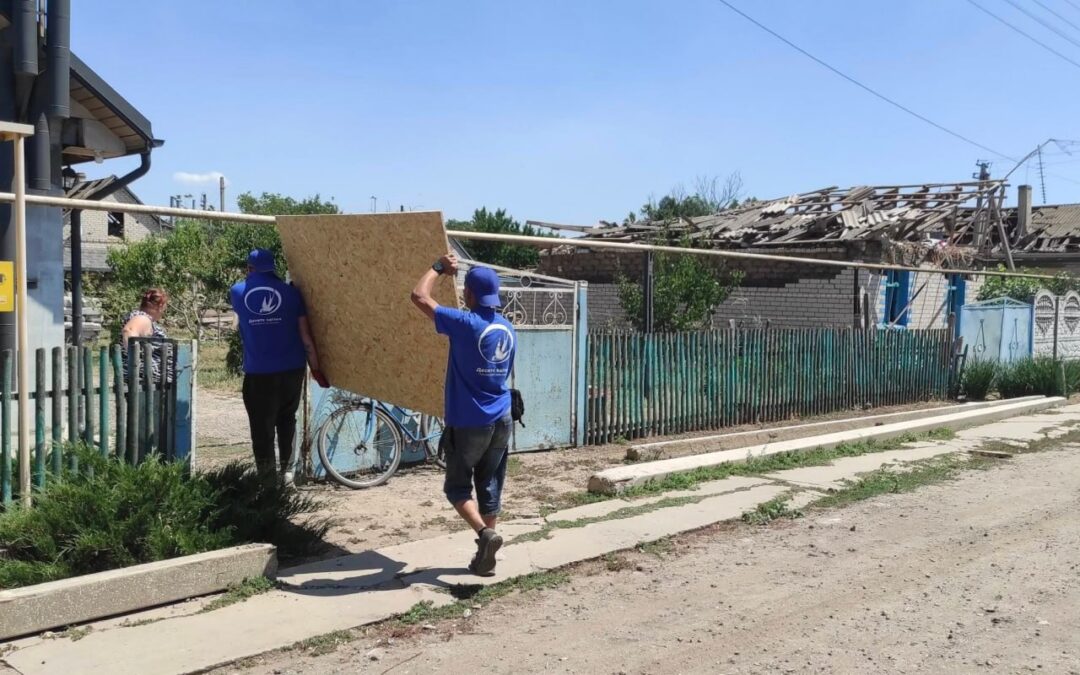 Жителі Херсонщини, чиї домівки постраждали від обстрілів, отримують допомогу для екстреного ремонту житла