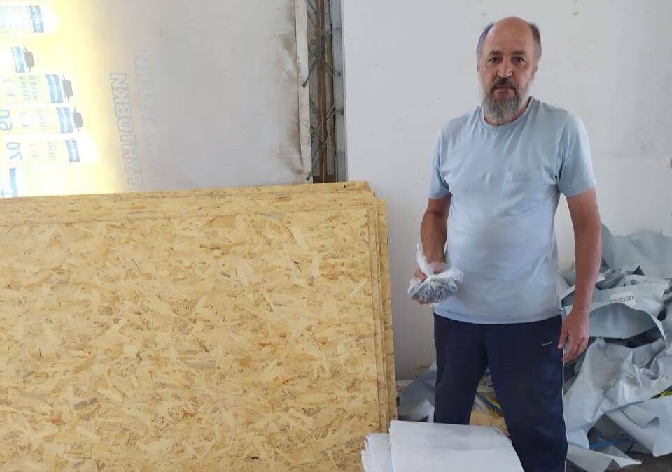 Жителі Херсонської громади, чиї оселі пошкоджені через ворожі обстріли, отримали будматеріали