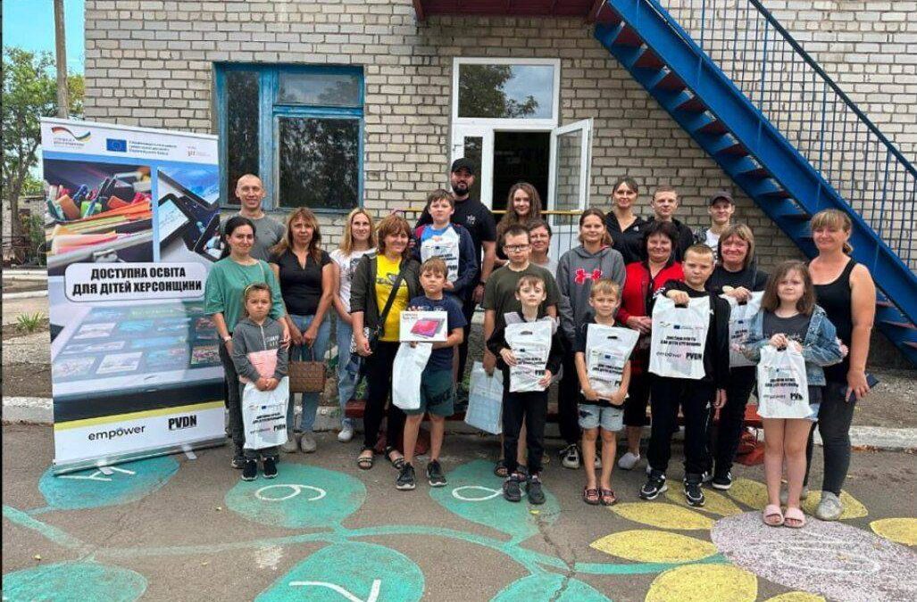Школярі Нововоронцовської громади отримали планшети для навчання
