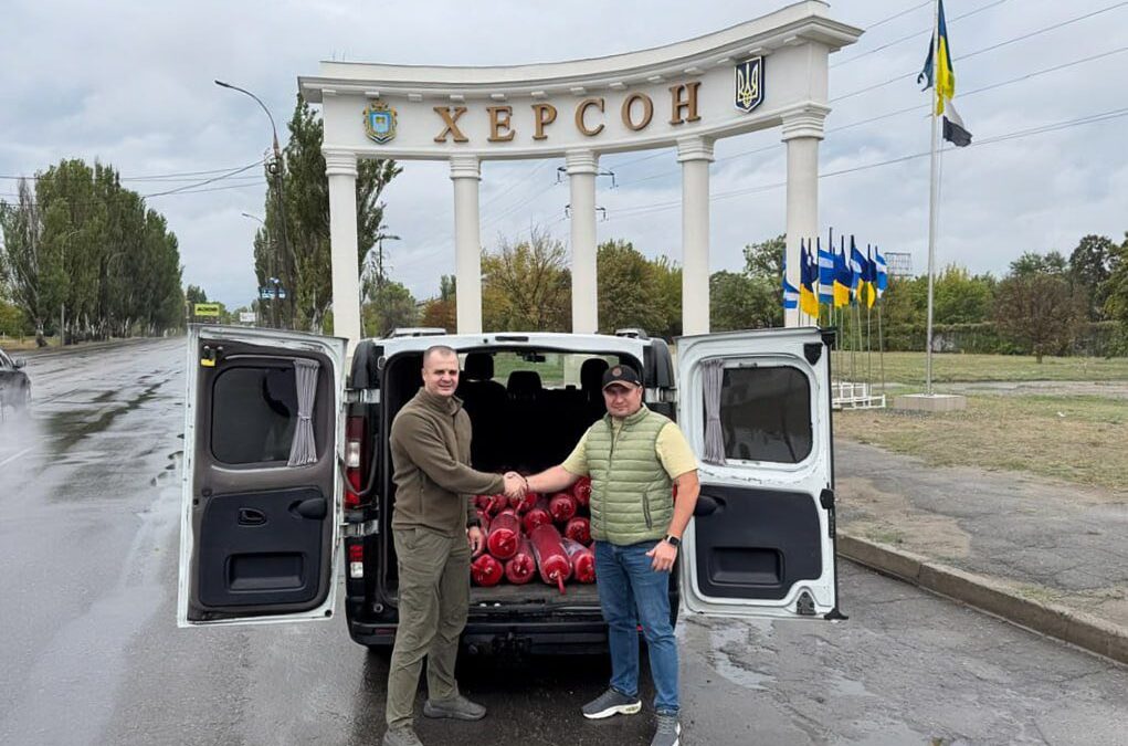 Волонтери передали Херсонській громаді вогнегасники