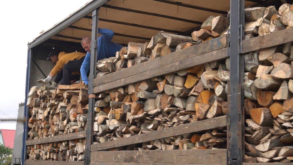 У Білозерській громаді триває роздача твердого палива для обігріву осель