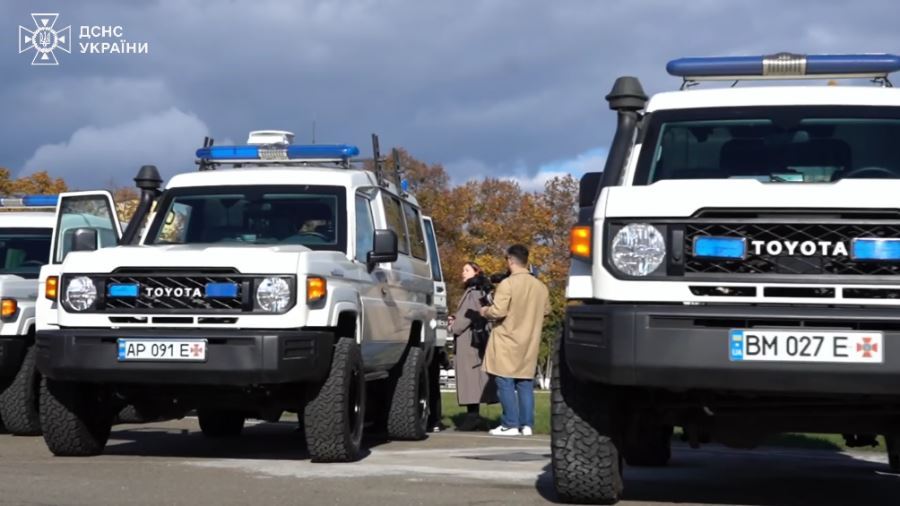 Херсонським рятувальникам передали броньований медичний автомобіль