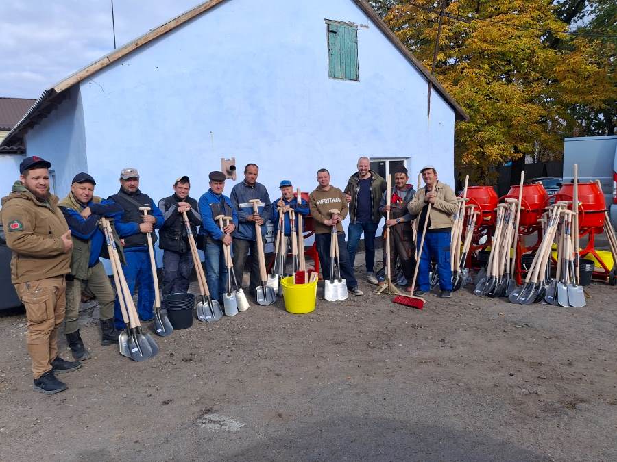 Партнери з Нідерландів передали Нововоронцовській громаді автомобіль та будівельний інвентар