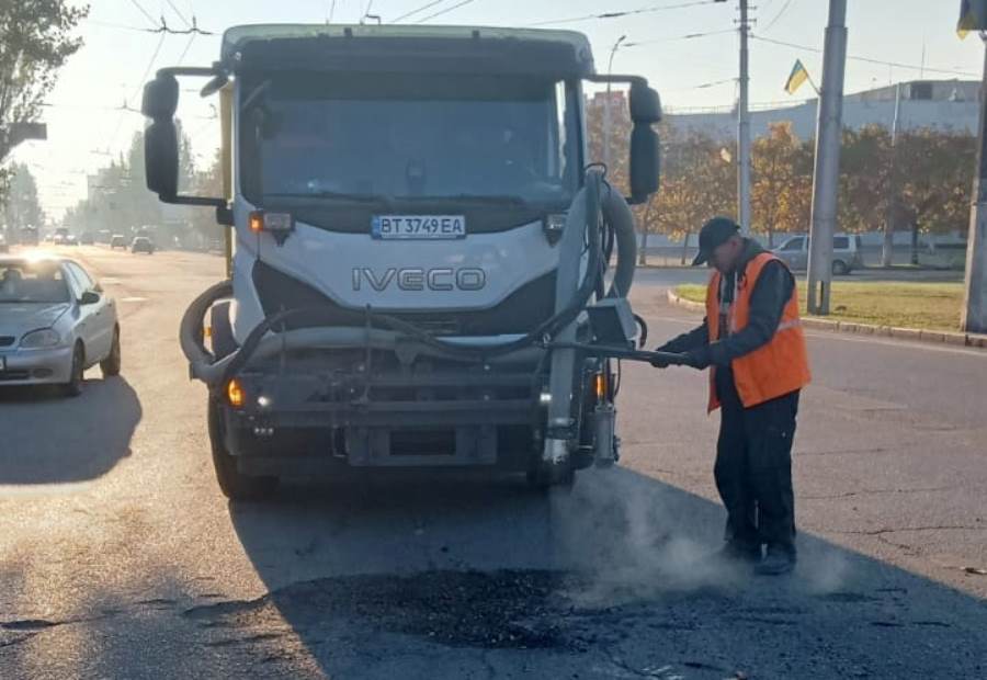 У Херсоні триває ямковий ремонт доріг