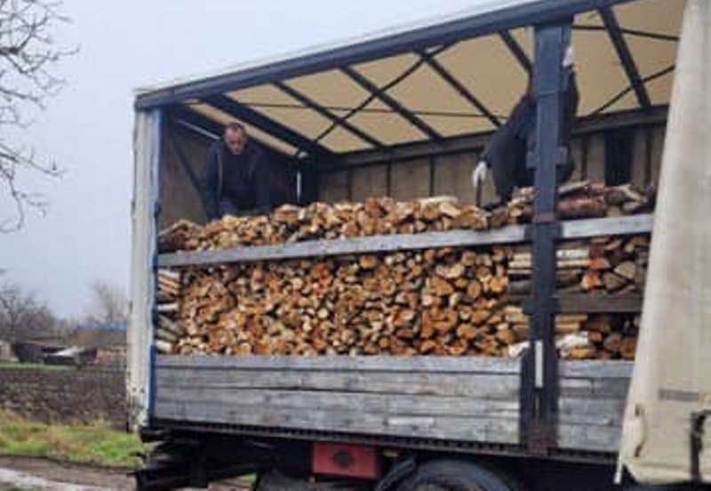 Благодійники забезпечили дровами мешканців Калинівської громади