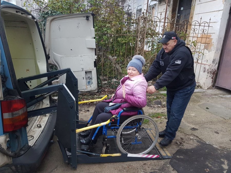 У Херсоні продовжує діяти послуга “Соціальне таксі” для маломобільних та людей з інвалідністю