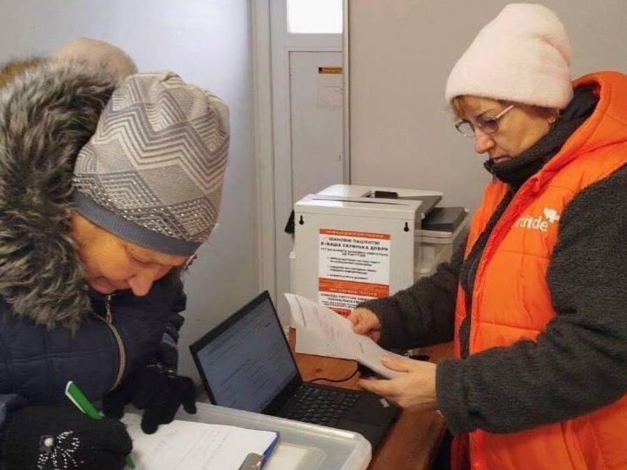 Жителі Херсонщини отримали безкоштовну медичну допомогу від мобільної клініки Fortitude