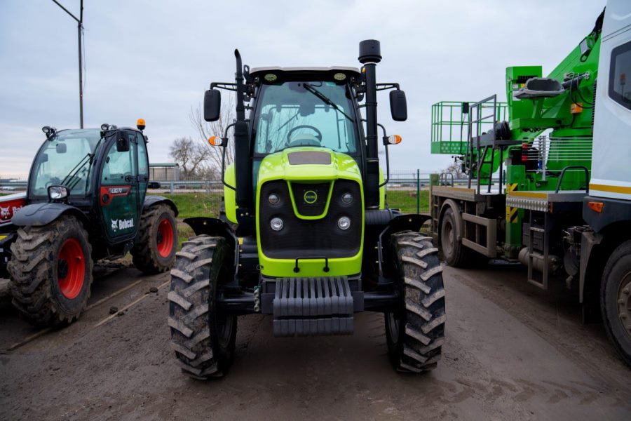 Сім громад Херсонщини отримали новий спецтранспорт та техніку