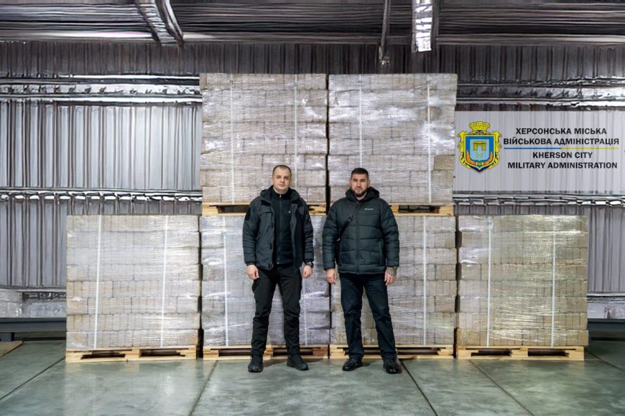 Херсонській громаді передали паливні брикети