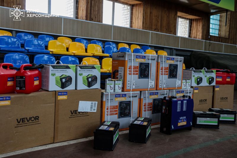 Рятувальники Херсонщини отримали енергетичні комплекси для пунктів допомоги