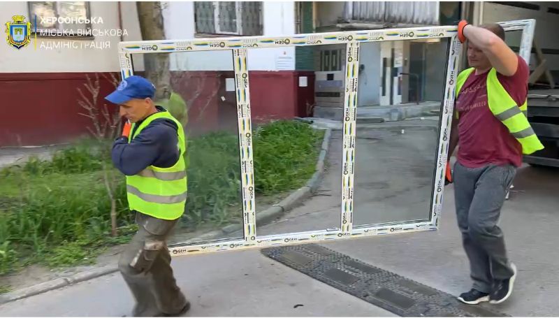 Благодійники допомагають замінити вікна у постраждалих від обстрілів будинках Херсона