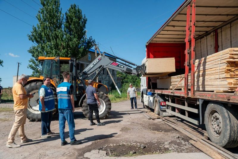 Благодійники допоможуть 200 родинам на Бериславщині відремонтувати пошкоджені будинки