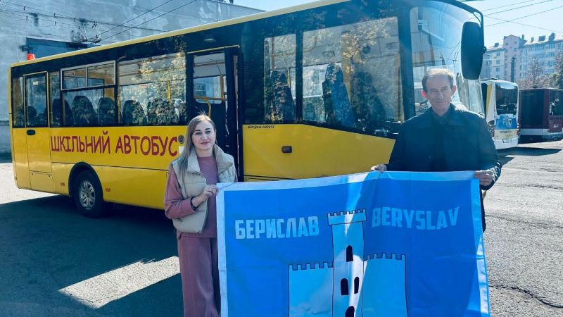 Бериславській громаді передали шкільний автобус і спецтехніку