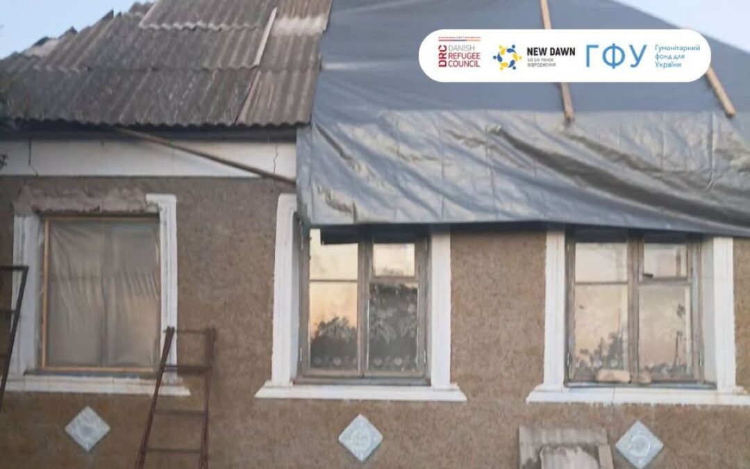 Благодійники допомагають захистити пошкоджені російськими обстрілами будинки на Херсонщині